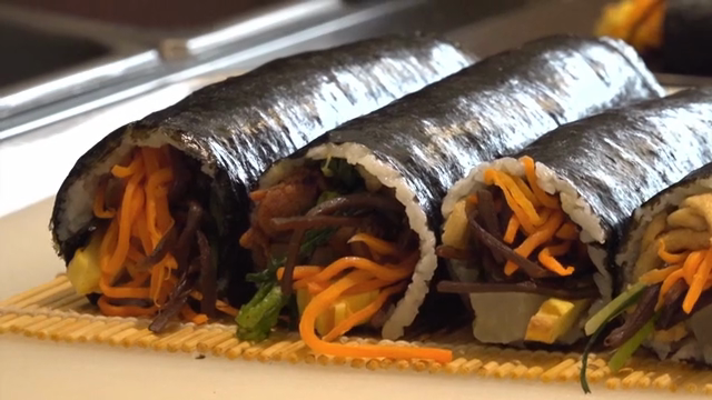 다양한 재료가 들어간 김밥