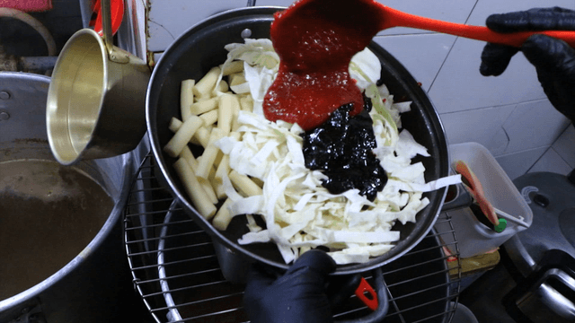 냄비에 준비하는 떡볶이 재료