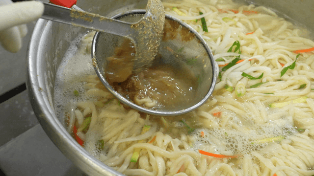 Adding perilla powder to a pot