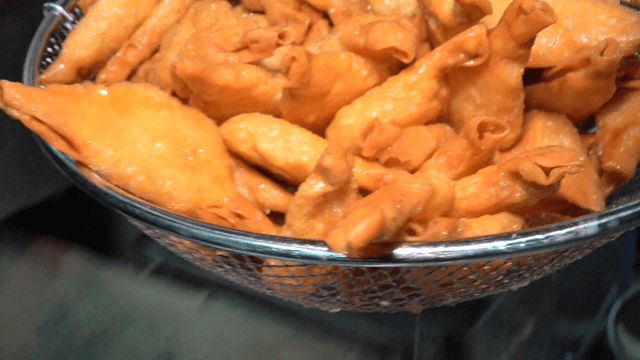 기름에서 건져지는 튀김 만두