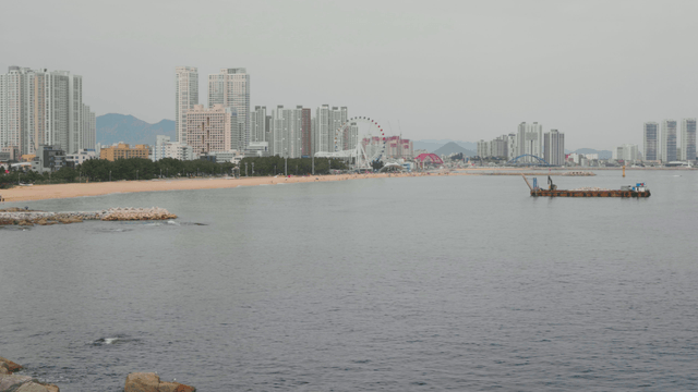 선박과 고층 건물이 있는 해안 도시