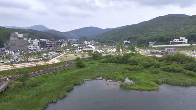 A scenic park with mountains and a lake