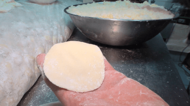 얇은 만두피를 준비하는 손