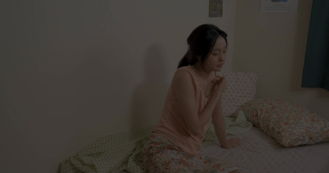 침실에서 깨어나는 여성