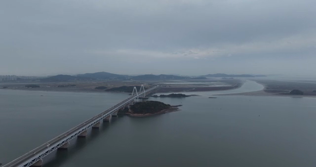 고요한 바다 위의 긴 다리