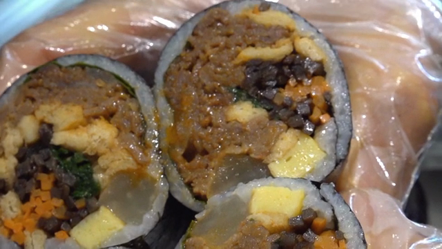 다양한 재료가 들어간 김밥