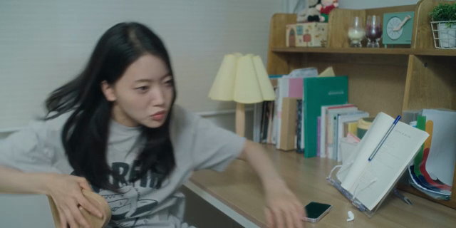 책상 앞에서 자리를 뜨는 여성