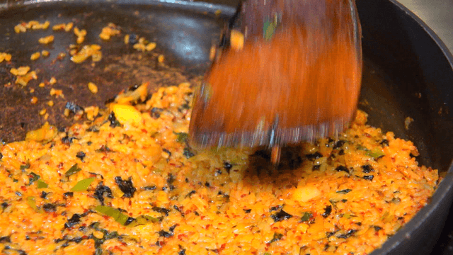 철판에 얇게 펴지는 볶음밥