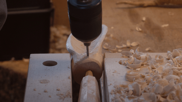 Drilling handle joint of wooden scoop