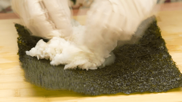 김 위에 밥을 준비하는 모습