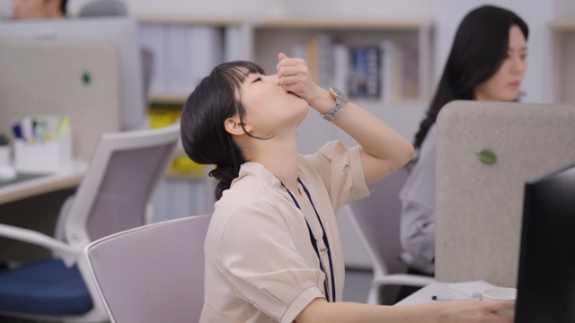 사무실에서 약을 챙겨먹는 직장인