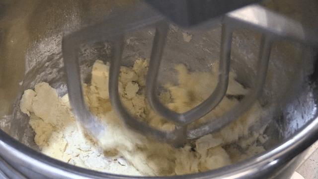 Commercial dough mixer blending evenly