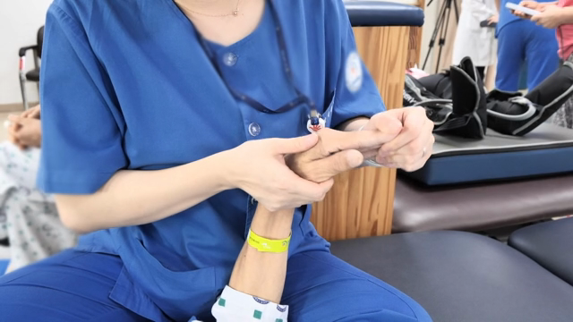 간호사가 환자를 돌보는 모습