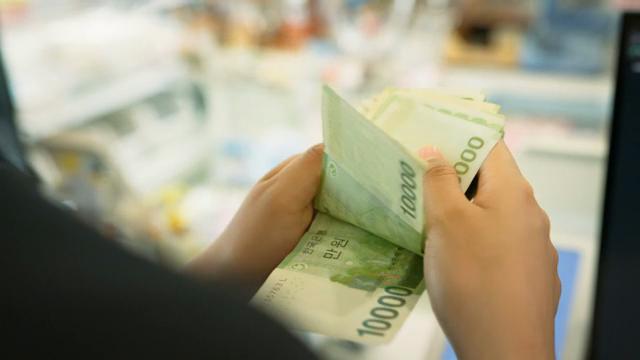 Counting Korean banknotes in a store