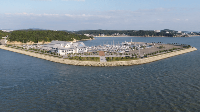 보트가 있는 마리나와 주변 풍경