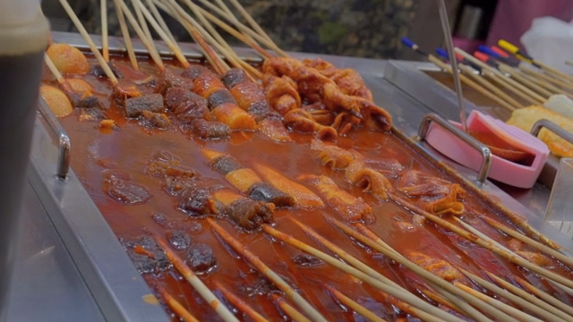 빨간 소스에 담긴 매운 한국 꼬치