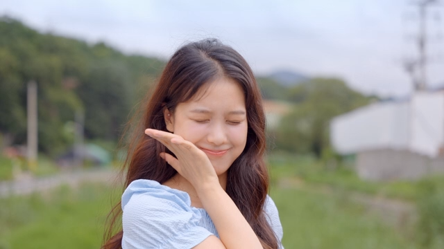 초원에서 미소 짓는 여성