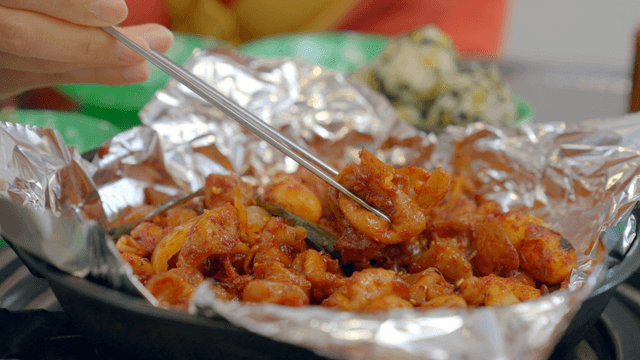 Spicy stir-fried small intestines wrapped in foil