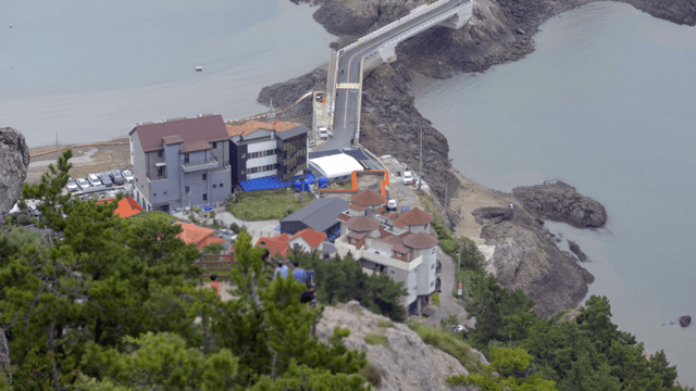 다리와 건물이 있는 해안 마을