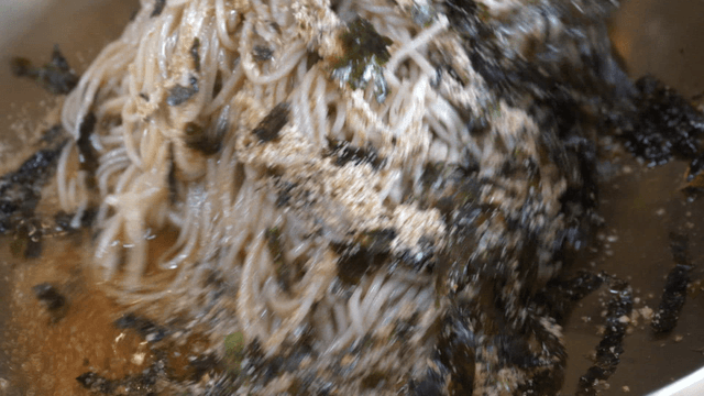 Perilla oil buckwheat noodles mixed with seaweed