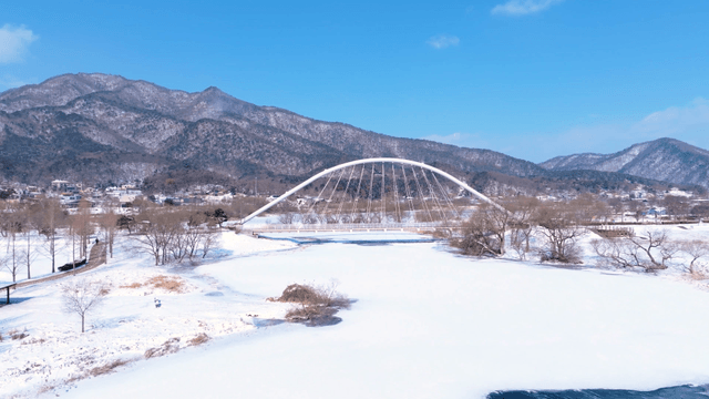 눈 덮인 겨울 강 위 다리