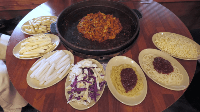 Stir-fried chicken served with various toppings