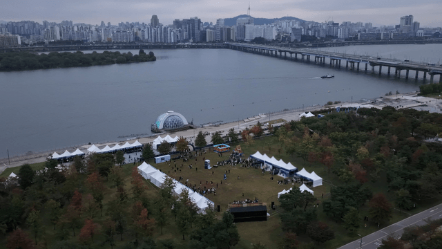 강변에서 열린 축제와 천막