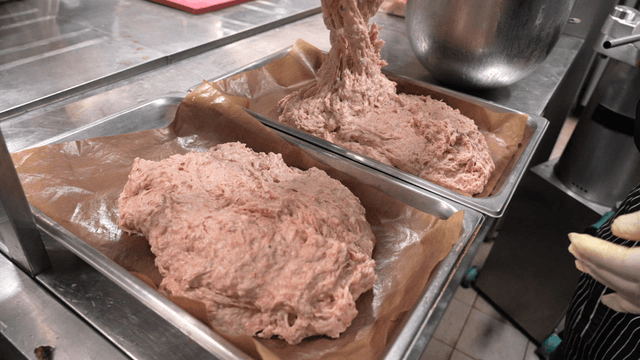 트레이에 부어지는 소시지 속재료 고기 반죽