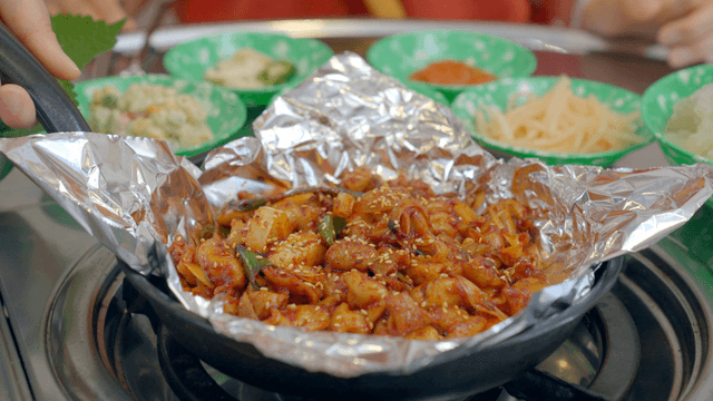 Spicy stir-fried small intestines on gas stove