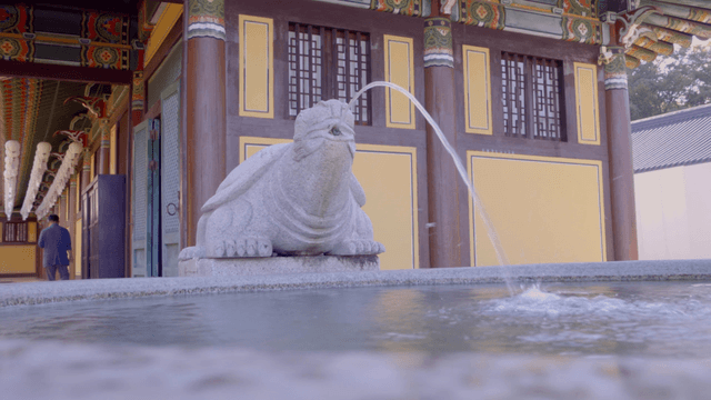 분수가 있는 전통 한국 건물