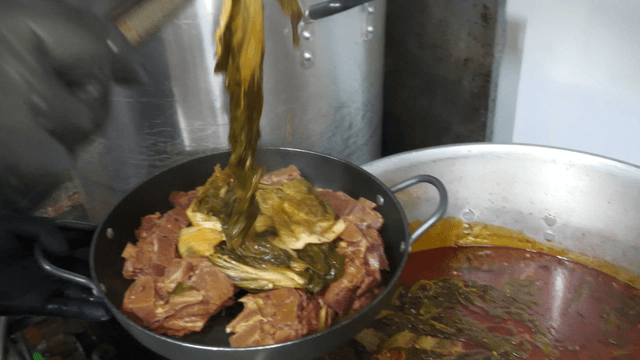 Outer leaves pork back-bone stew portioned into pot