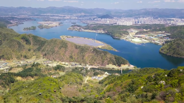 A scenic view of mountains and a city