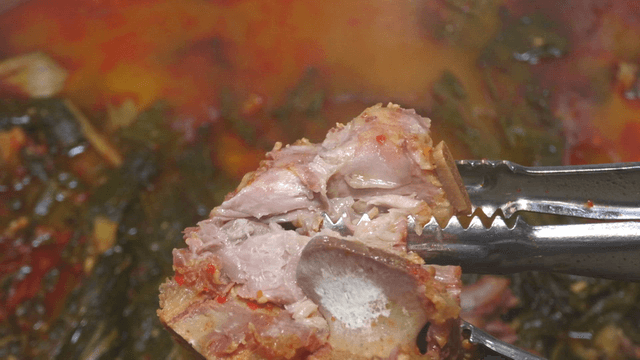 Tender outer leaves pork back-bone stew torn with tongs