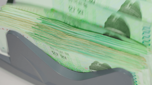 Counting machine processing banknotes