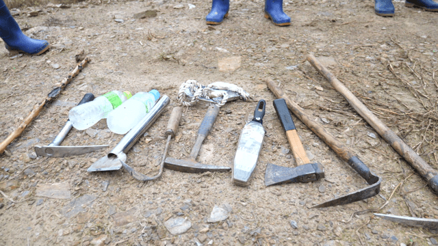 땅에 놓인 채삼 도구들과 물병