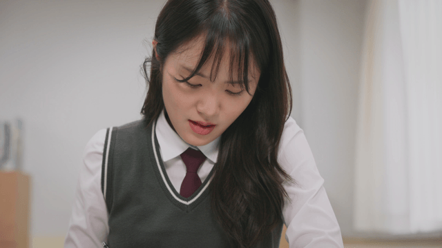 시험 문제를 풀며 초조해하는 학생