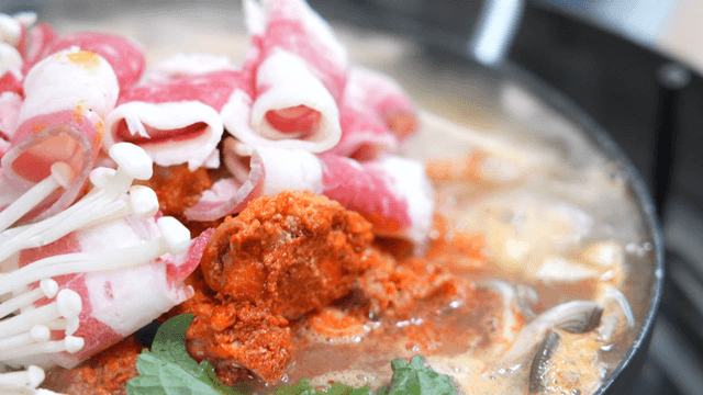 Beef tripe hotpot with mushrooms