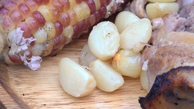Grilled meat and corn with garlic