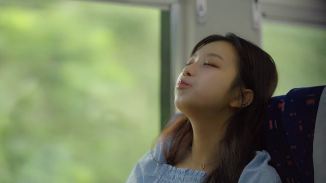 기차에서 계란을 먹는 여성