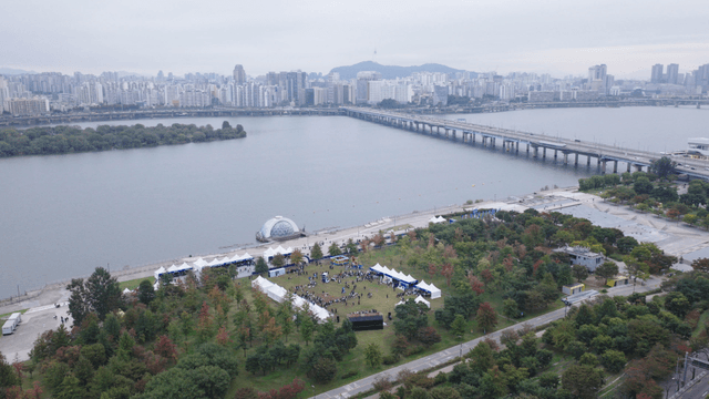 강변에서 열린 축제와 천막