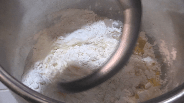 일정하게 돌아가는 베이커리 반죽기