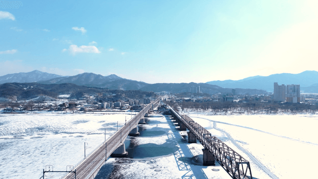 눈 덮인 다리와 강