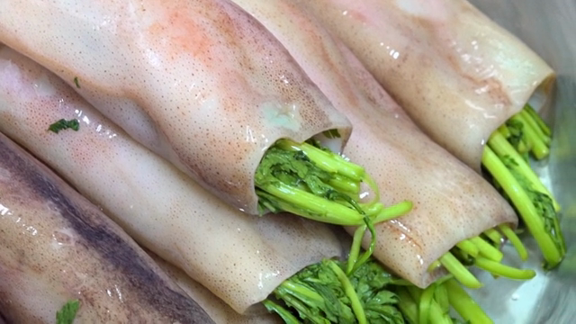 Squid stuffed with fresh crown daisy