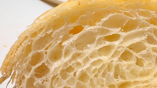 많은 구멍이 나있는 빵의 질감