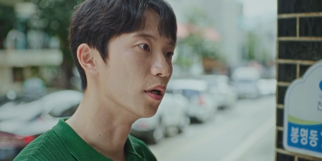 화가 난 표정으로 대화하는 남성