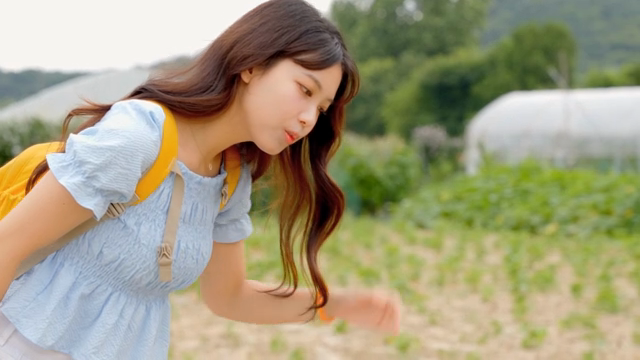 시골길을 걷는 젊은 여성