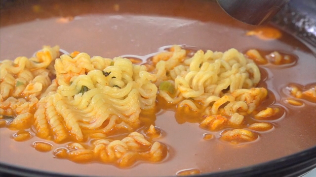 매운 국물이 담긴 라면