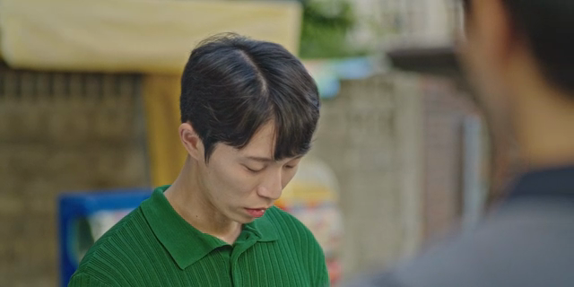 거리에서 대화하는 남성