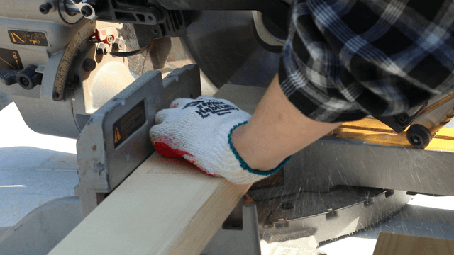 Cutting wood with a circular saw
