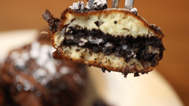 크림이 곁들여진 초콜릿 빵 디저트 단면